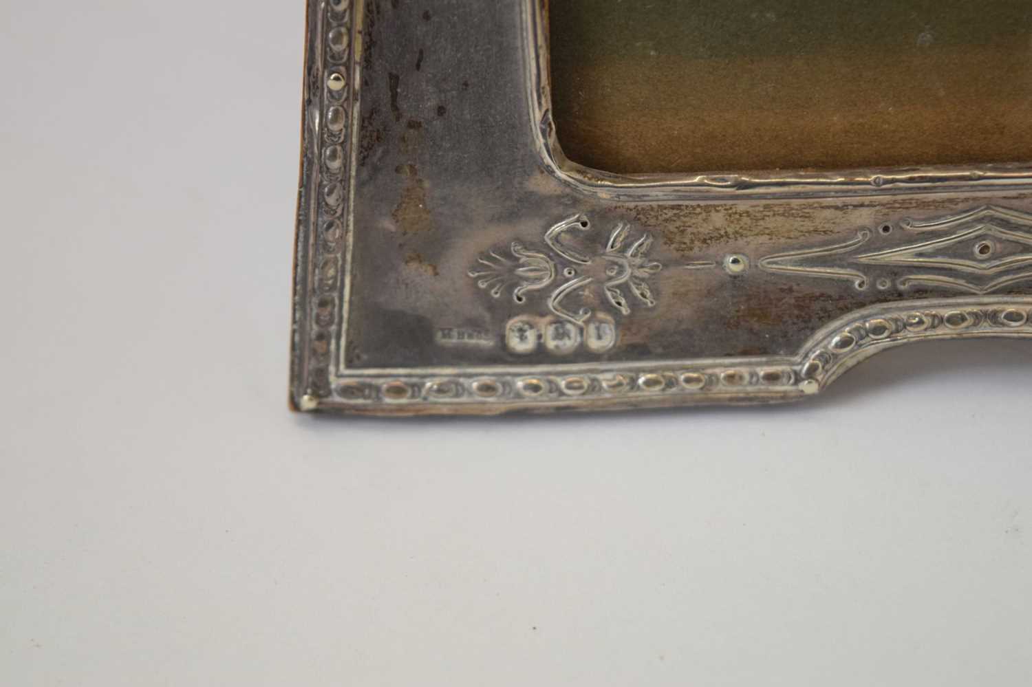 Two George V silver mounted easel photo frames - Image 6 of 7