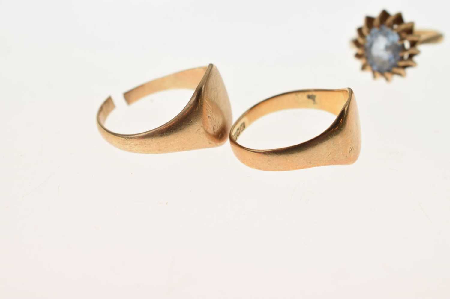 Two 9ct gold signet rings - Image 6 of 10