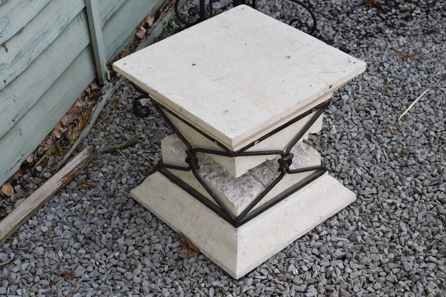 Stone effect resin low table in the form of a ruined pillar - Image 3 of 6
