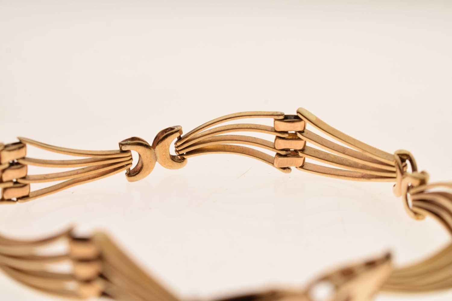 9ct gold fancy gate link bracelet - Image 5 of 7