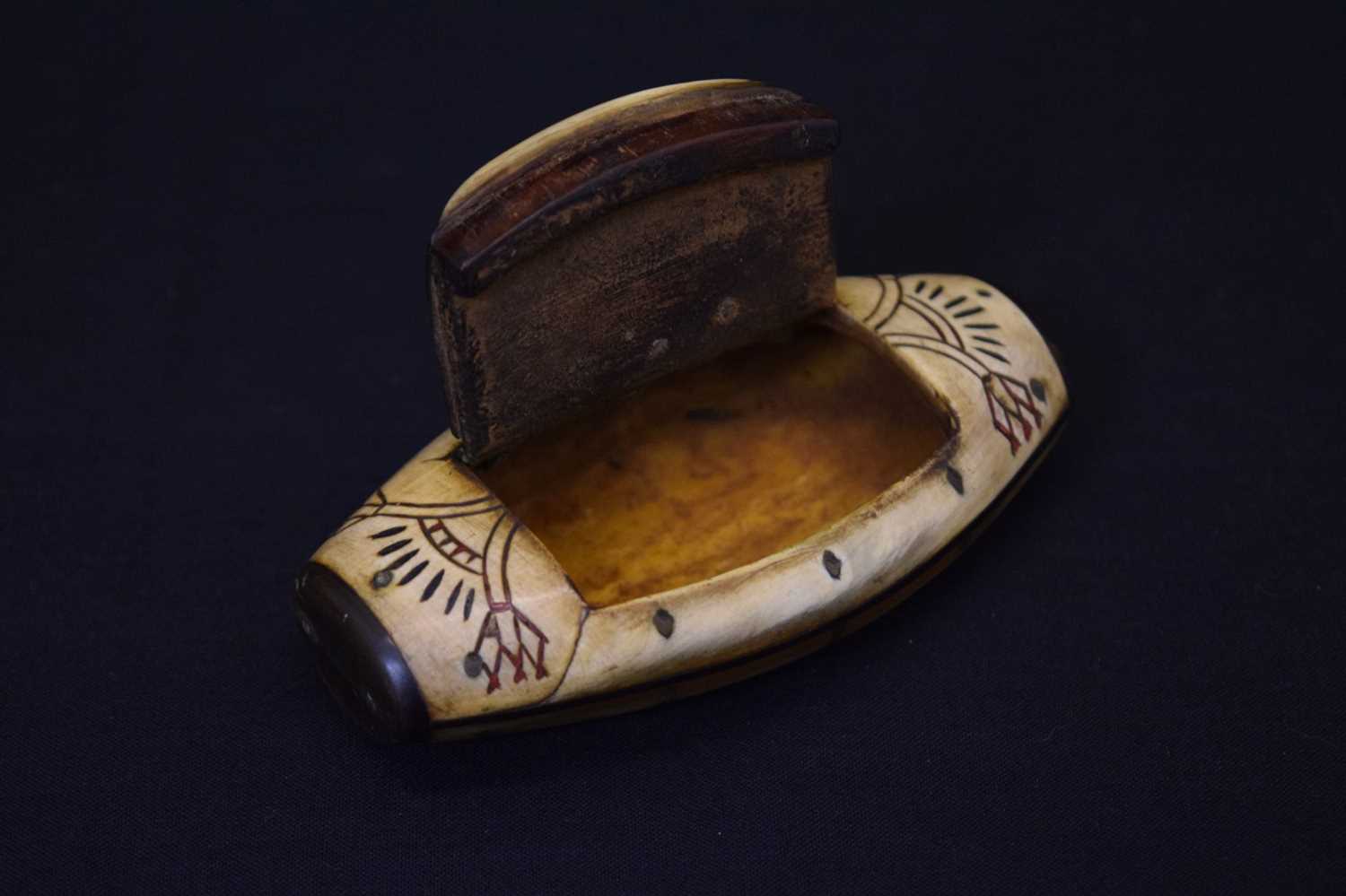 Scrimshaw-decorated horn snuff box - Image 2 of 4