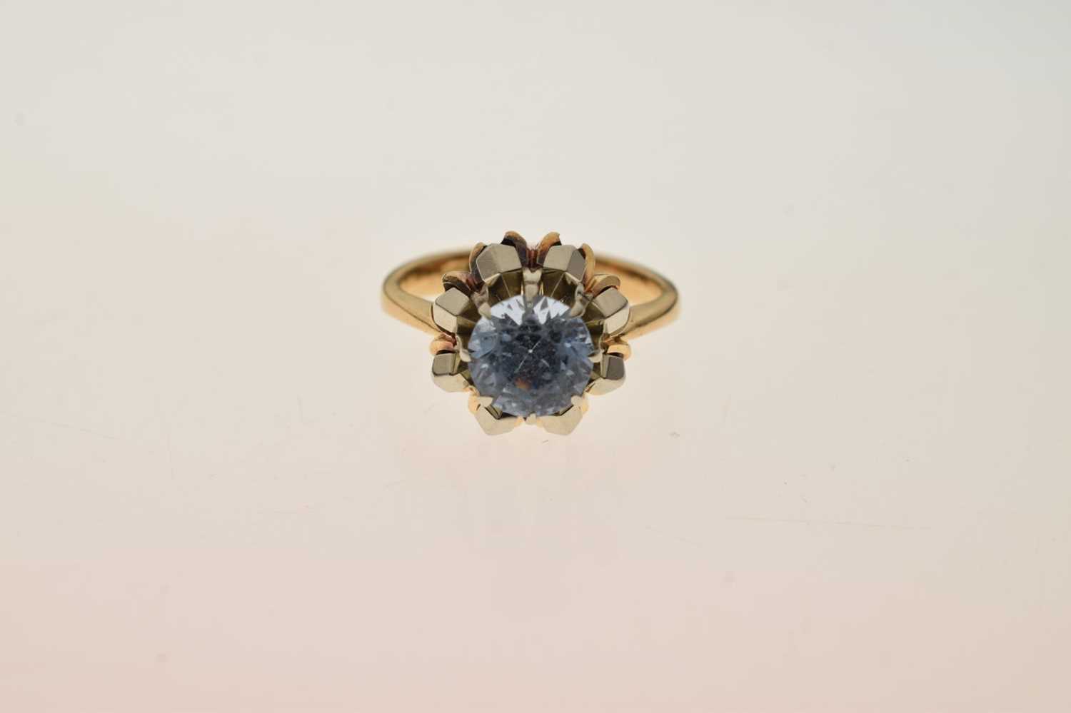 Single stone ring, claw set a faceted round pale blue stone - Image 6 of 6