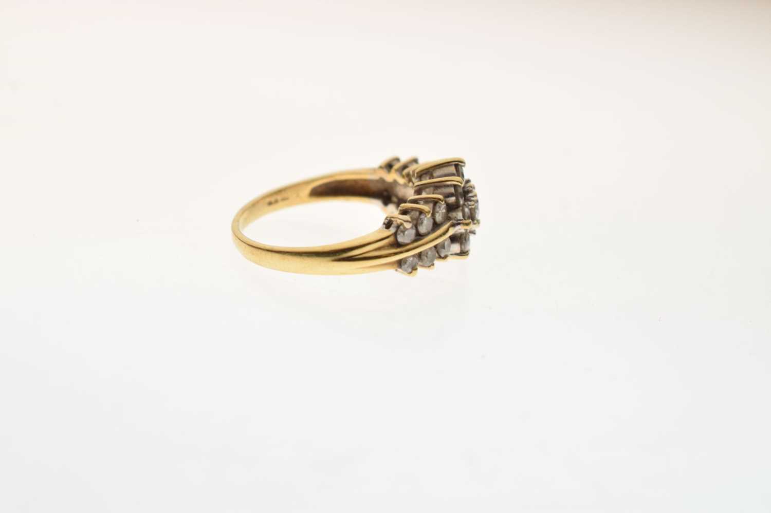 18ct gold flower head diamond cluster ring - Image 4 of 6
