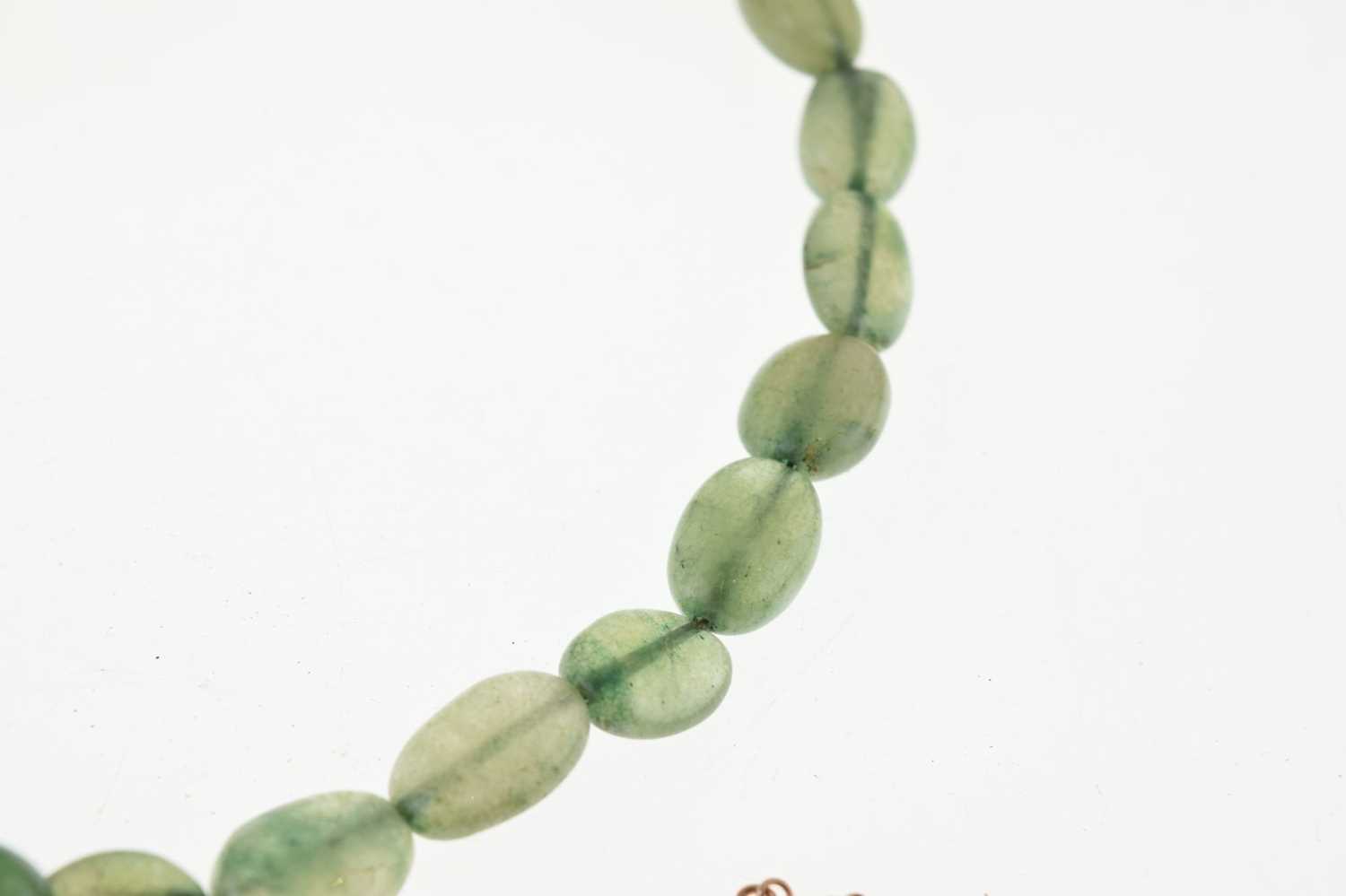 Jade bead necklace having a 9ct barrel clasp - Image 8 of 9