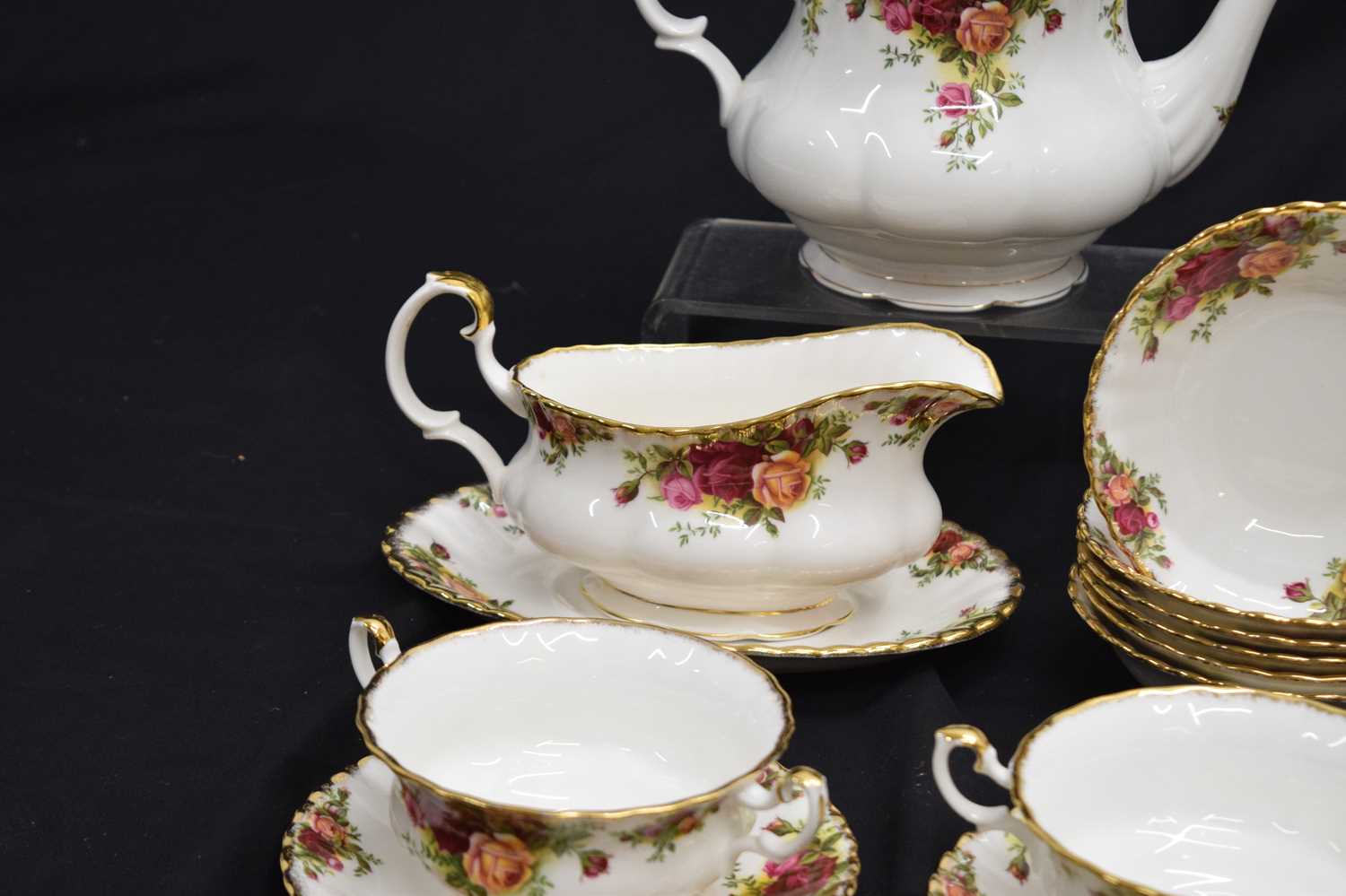 Royal Albert 'Old Country Roses' six person service - Image 4 of 16