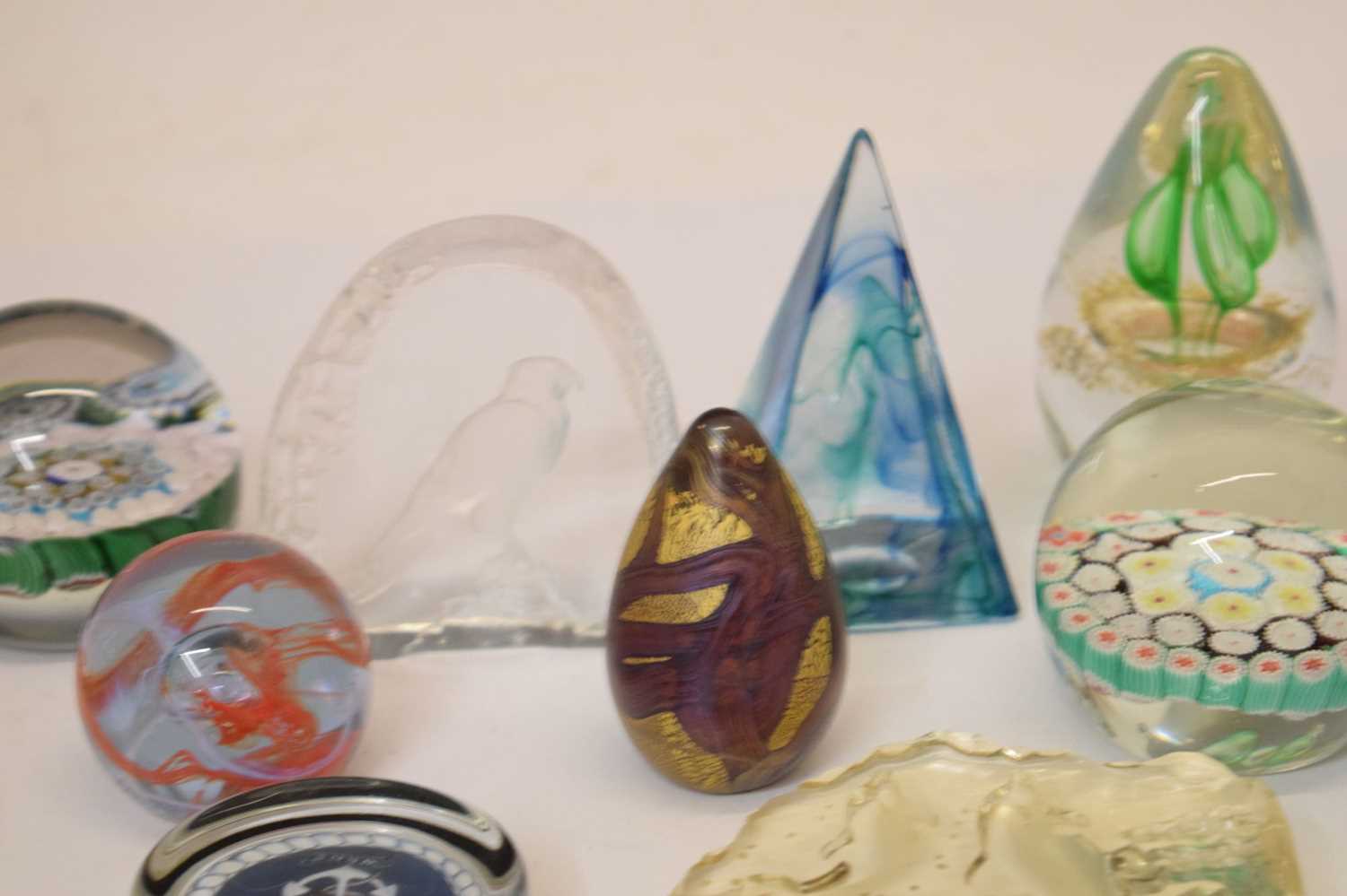 Group of thirteen modern glass paperweights - Bild 5 aus 7