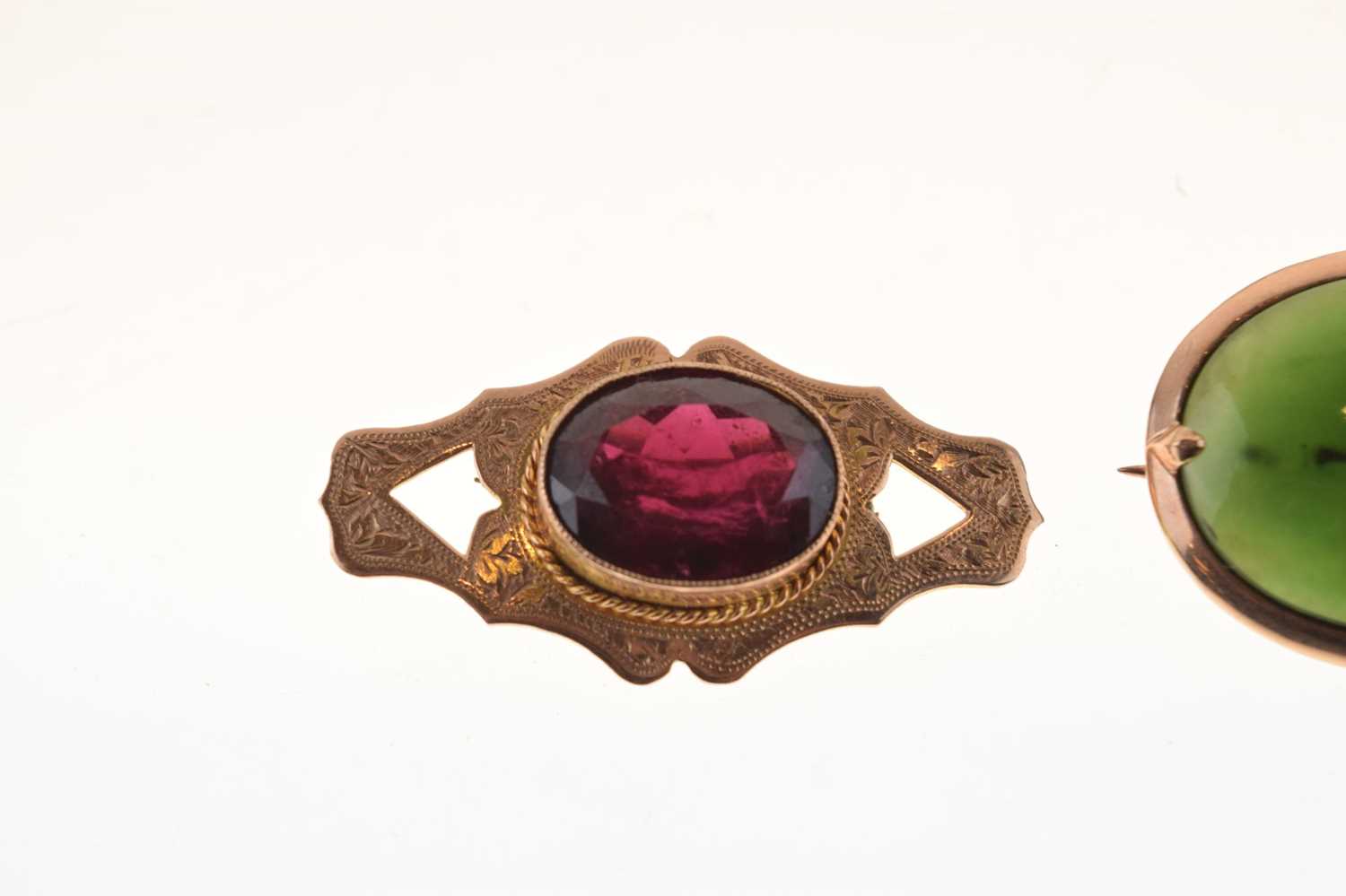 '9ct' rose gold brooch set garnet coloured faceted stone - Image 3 of 8