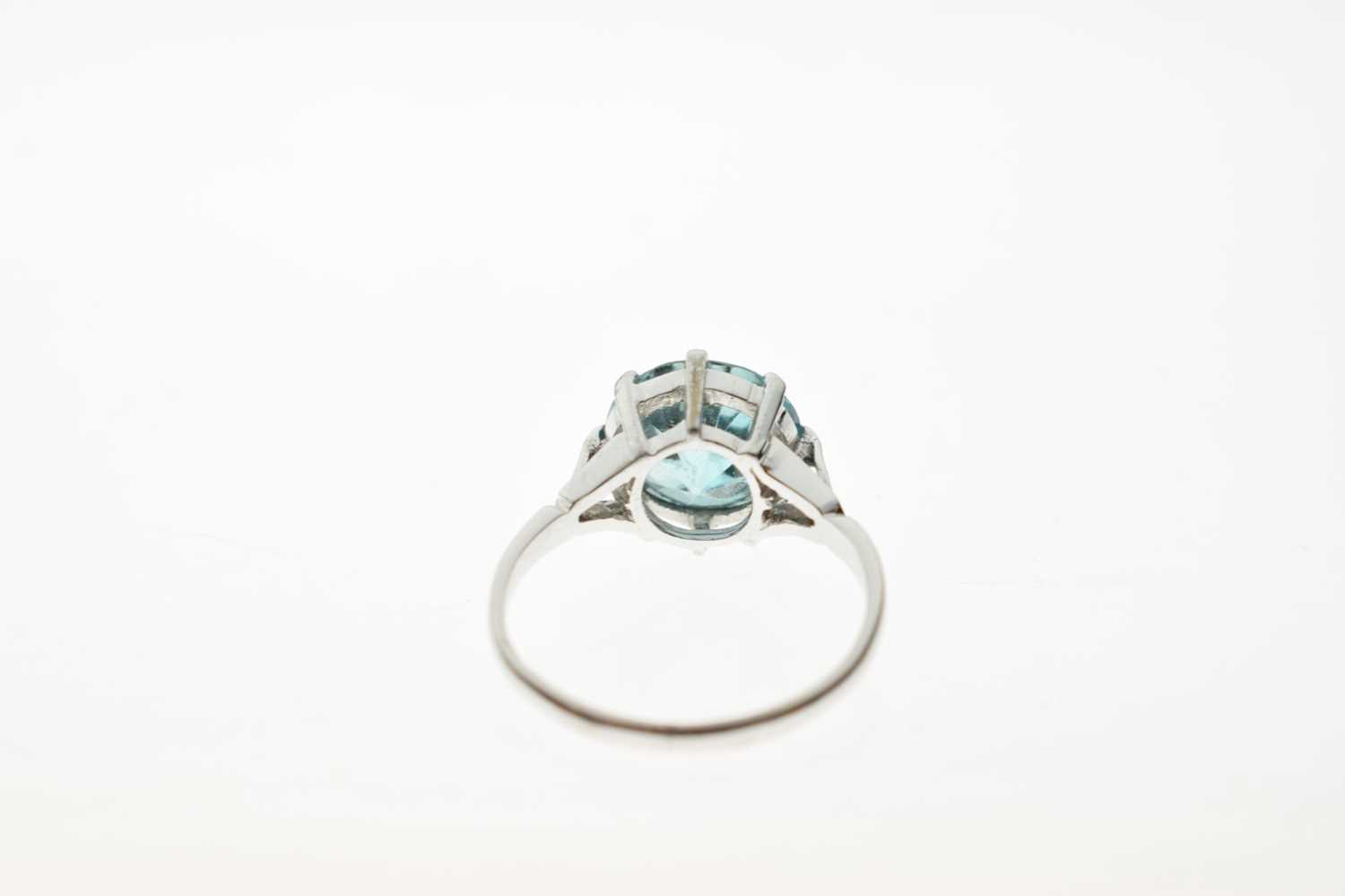 Single stone ring set a blue-coloured faceted round stone - Image 3 of 6