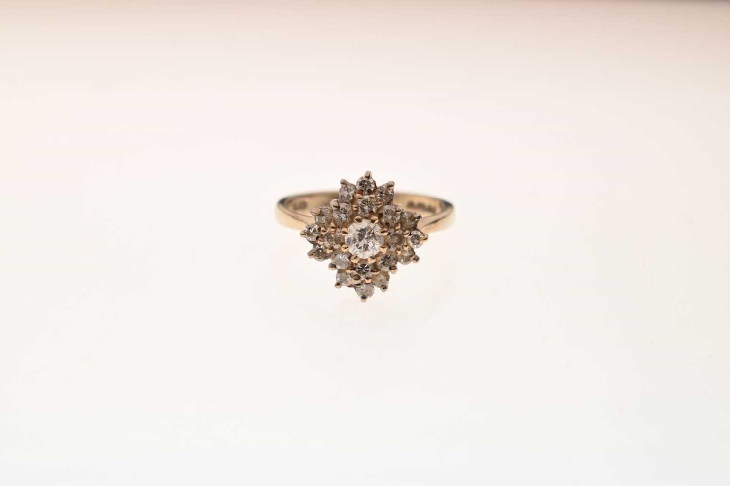 18ct white gold diamond cluster ring - Image 6 of 6