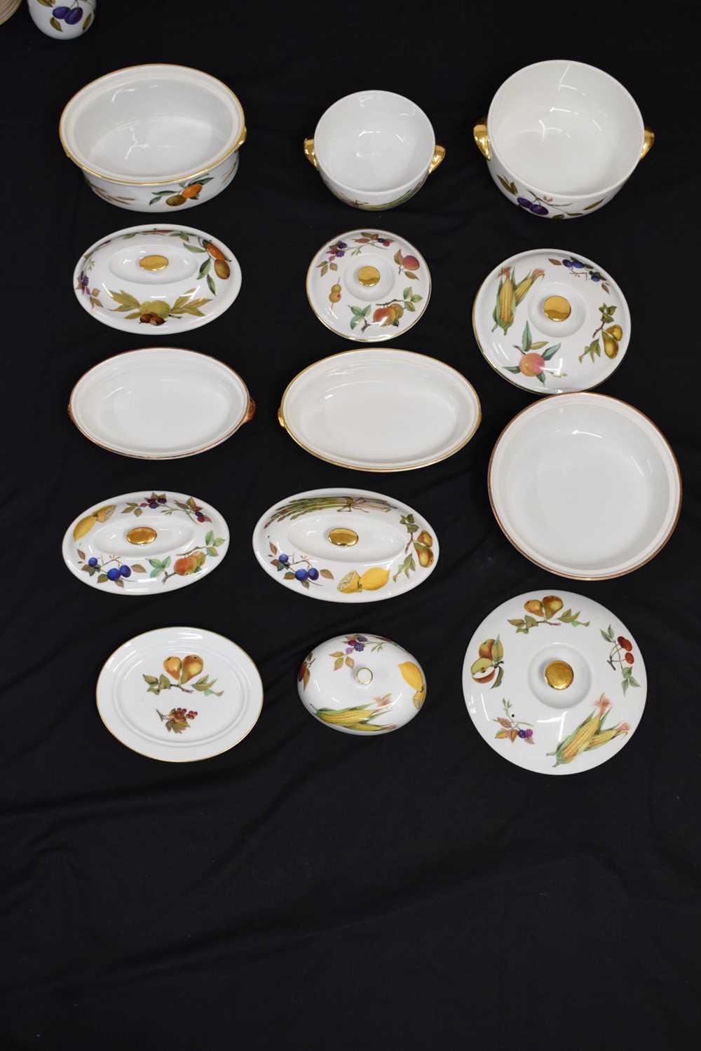 Worcester 'Evesham' part eight person dinner service - Image 10 of 25