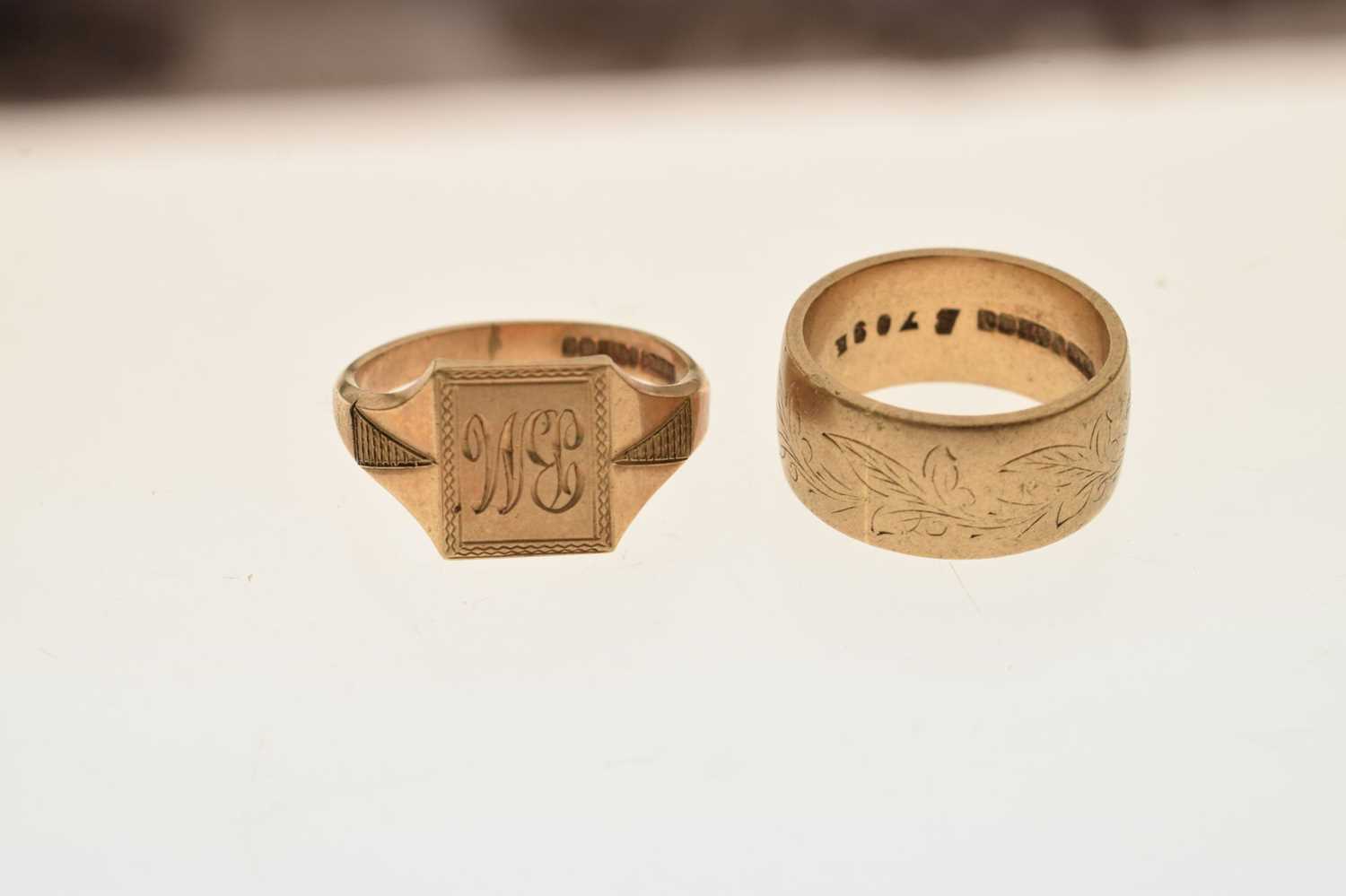 9ct gold signet ring and a 9ct gold wedding band - Image 6 of 6