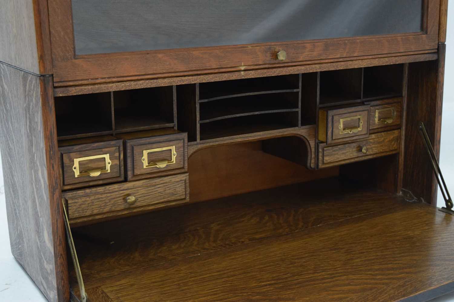 Globe Wernicke-style oak two-section desk - Image 5 of 12