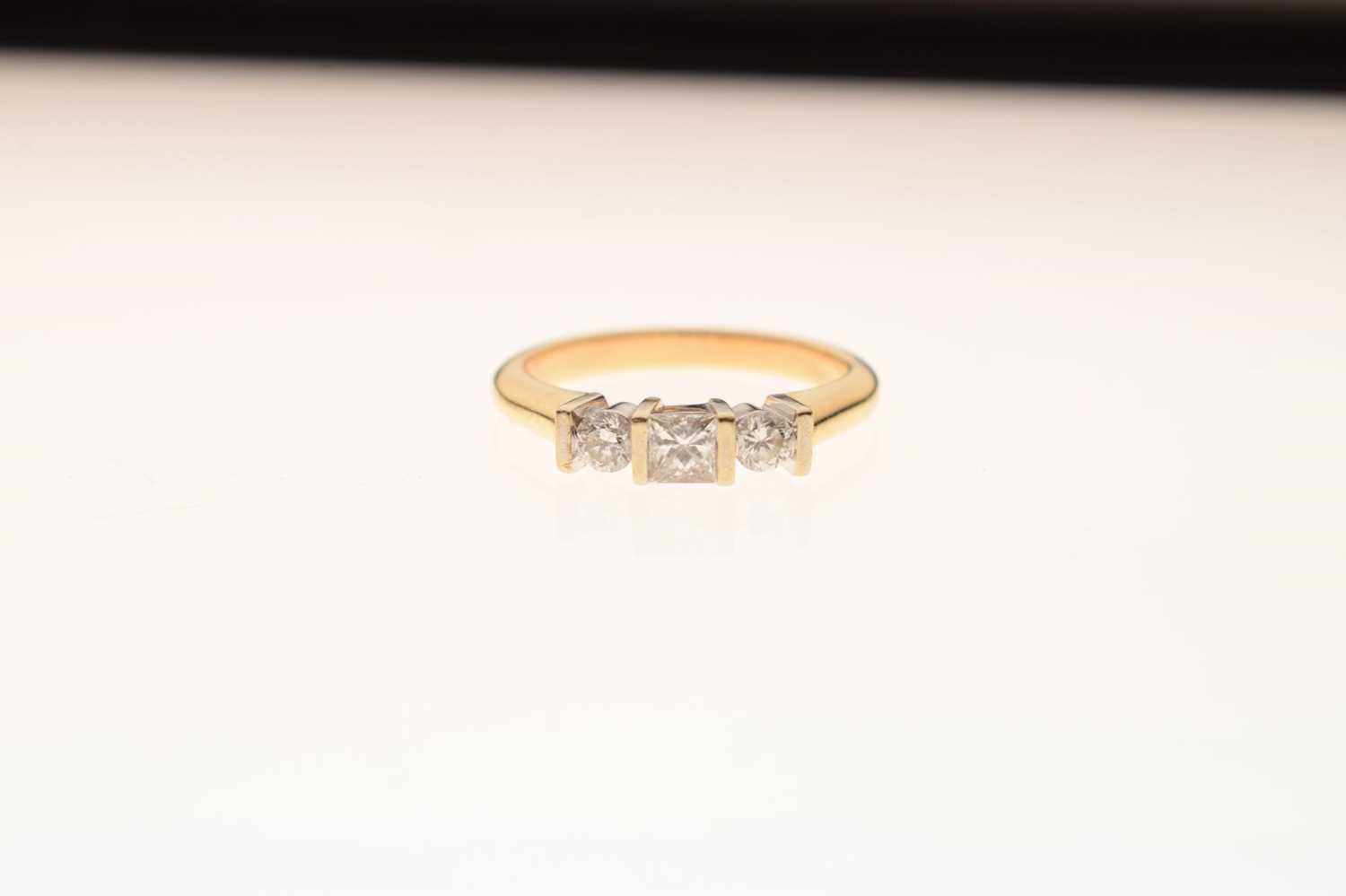 18ct gold three-stone diamond ring - Image 6 of 6