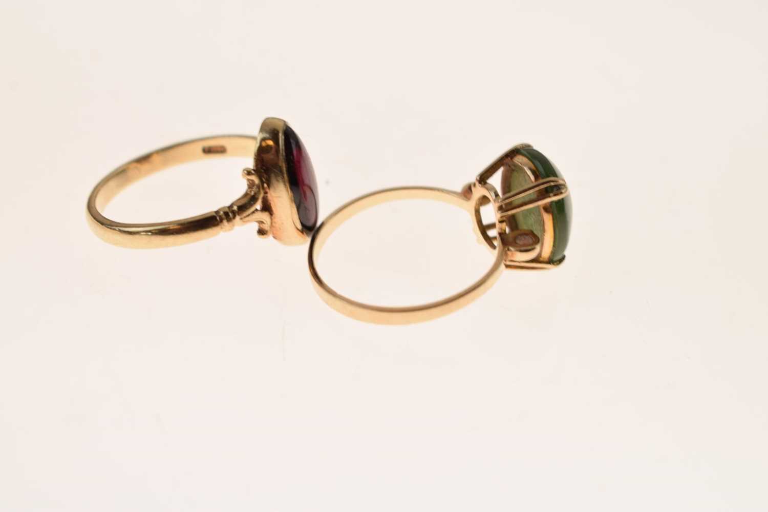 9ct gold garnet dress ring, and a jade ring (2) - Image 4 of 6