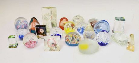 Quantity of 20th century glass paperweights