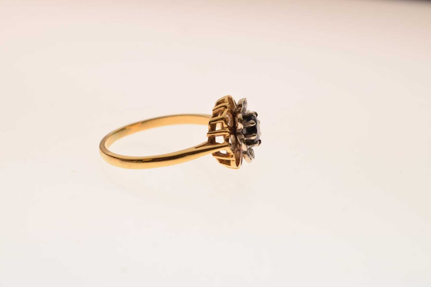 1970s sapphire and diamond 18ct gold flower head cluster ring - Image 4 of 6