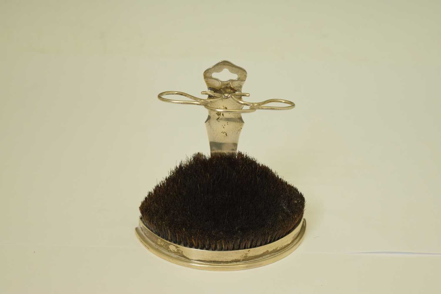 George V silver pen stand with nib wipe, William Comyns and Sons, London 1913 - Image 5 of 7