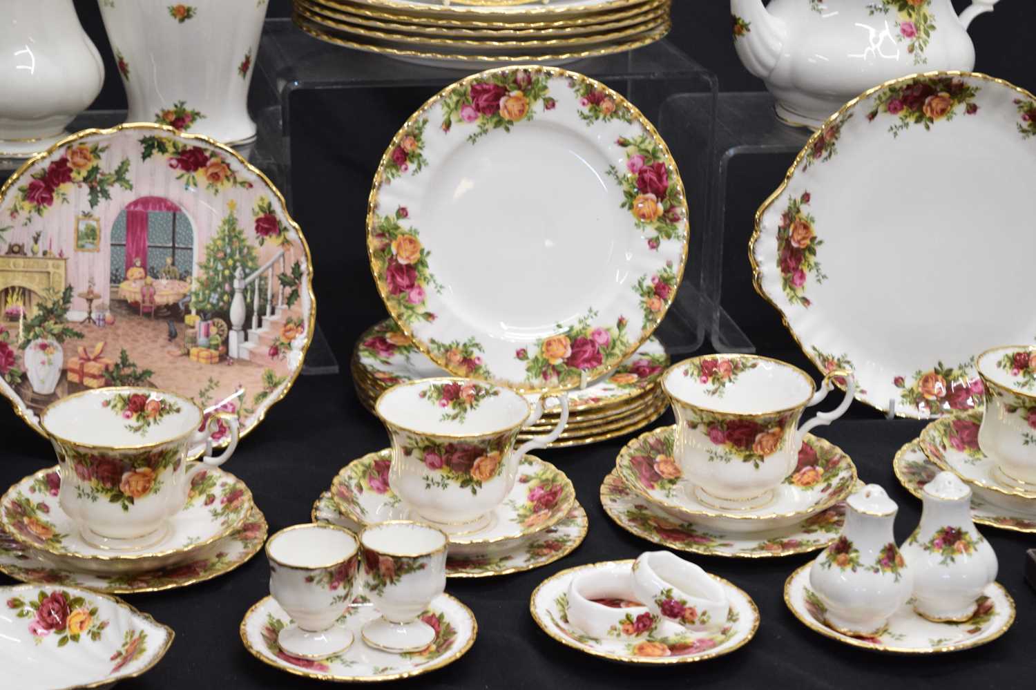 Collection of Royal Albert Old Country dinner and teawares - Image 4 of 14