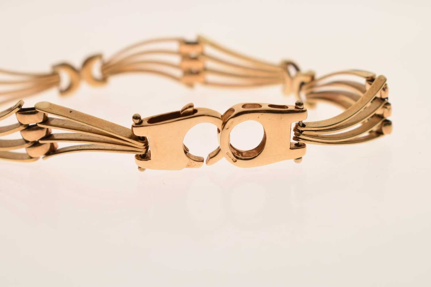 9ct gold fancy gate link bracelet - Image 3 of 7