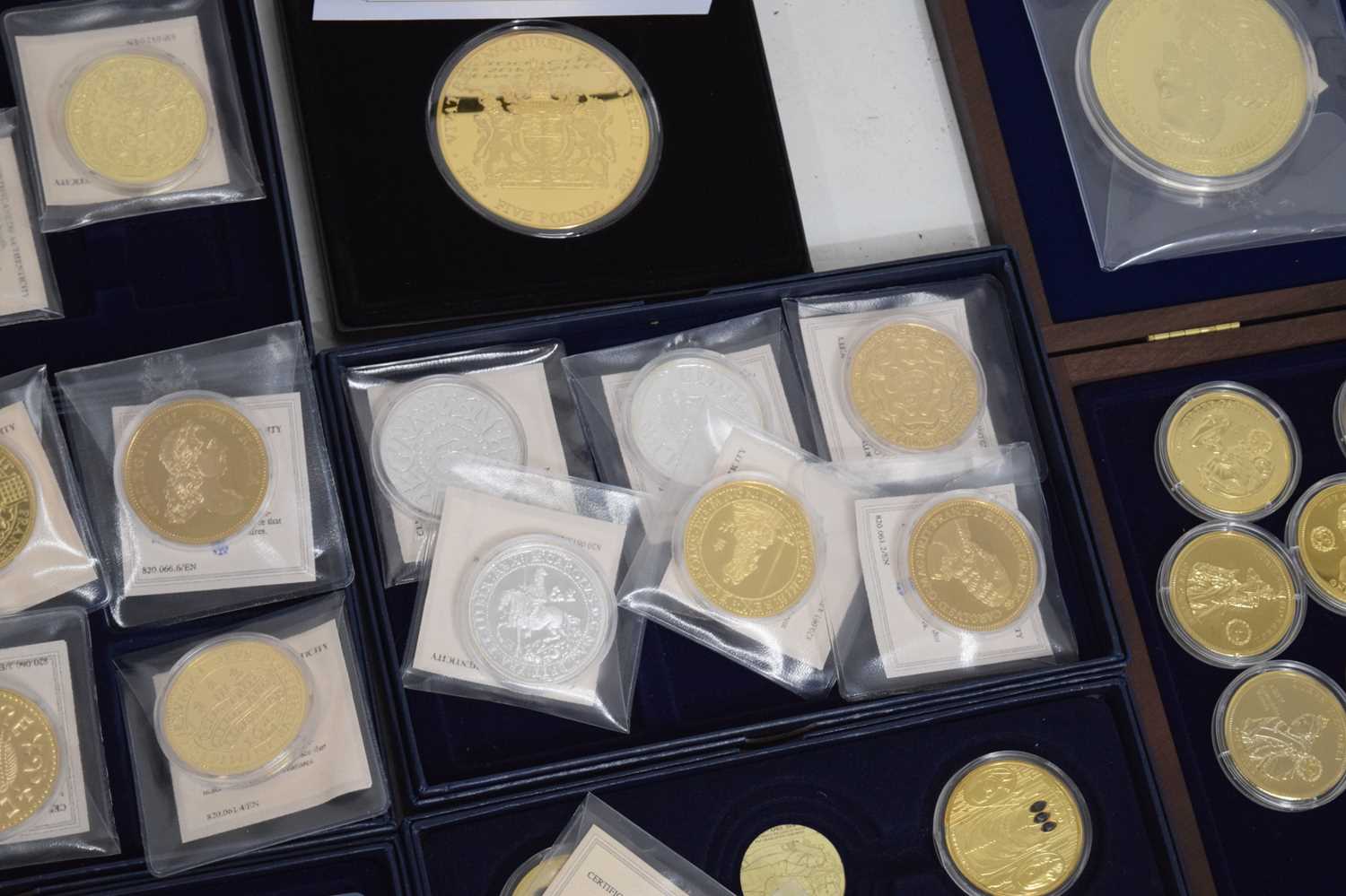 Quantity of modern commemorative and collector's coins - Image 8 of 11