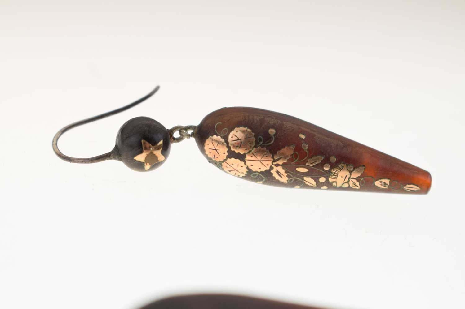 Pair of Victorian pique work tortoiseshell and gold inlaid drop earrings - Image 4 of 7