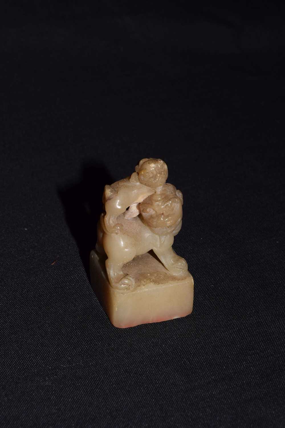 Chinese carved hardstone desk seal - Dog of Fo and pup - Bild 2 aus 7