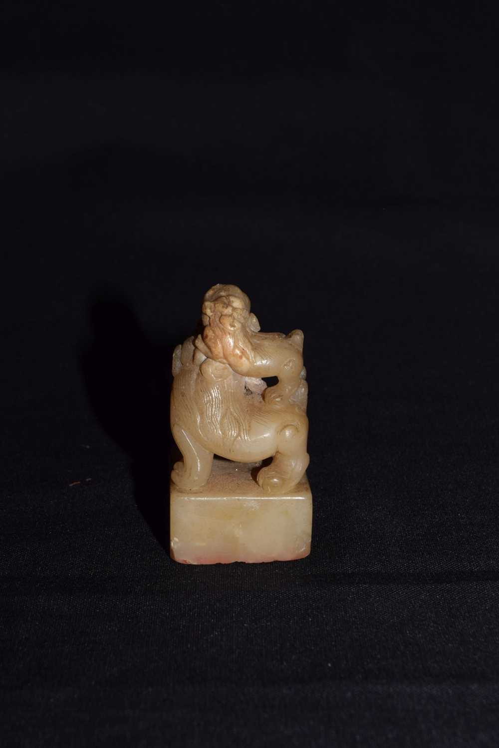 Chinese carved hardstone desk seal - Dog of Fo and pup - Bild 4 aus 7