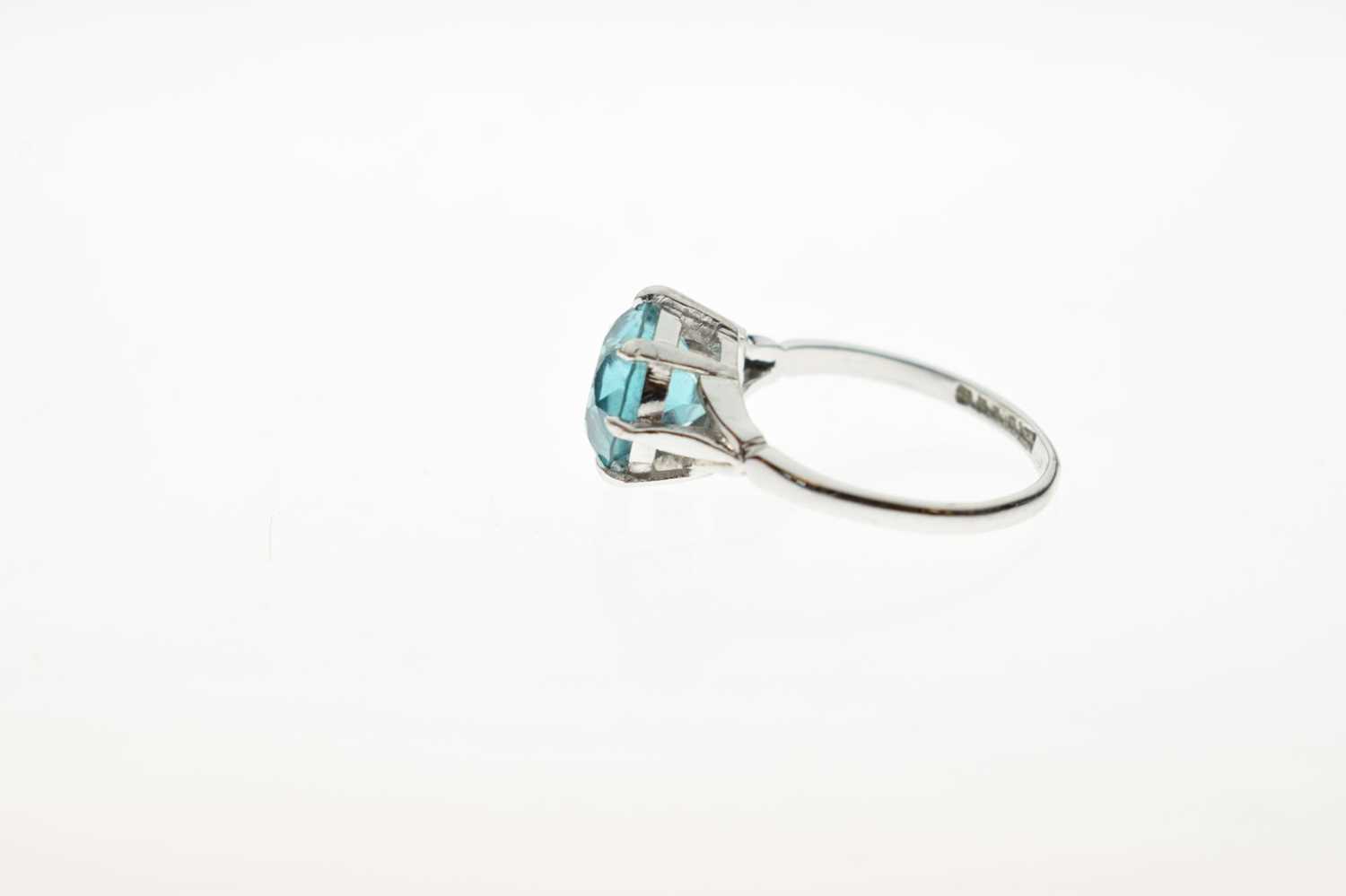 Single stone ring set a blue-coloured faceted round stone - Image 2 of 6