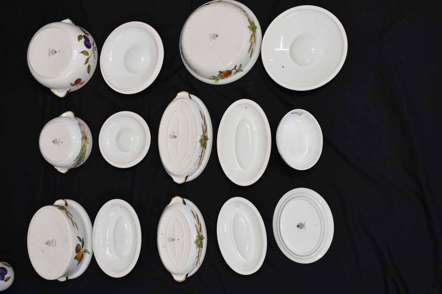 Worcester 'Evesham' part eight person dinner service - Image 11 of 25