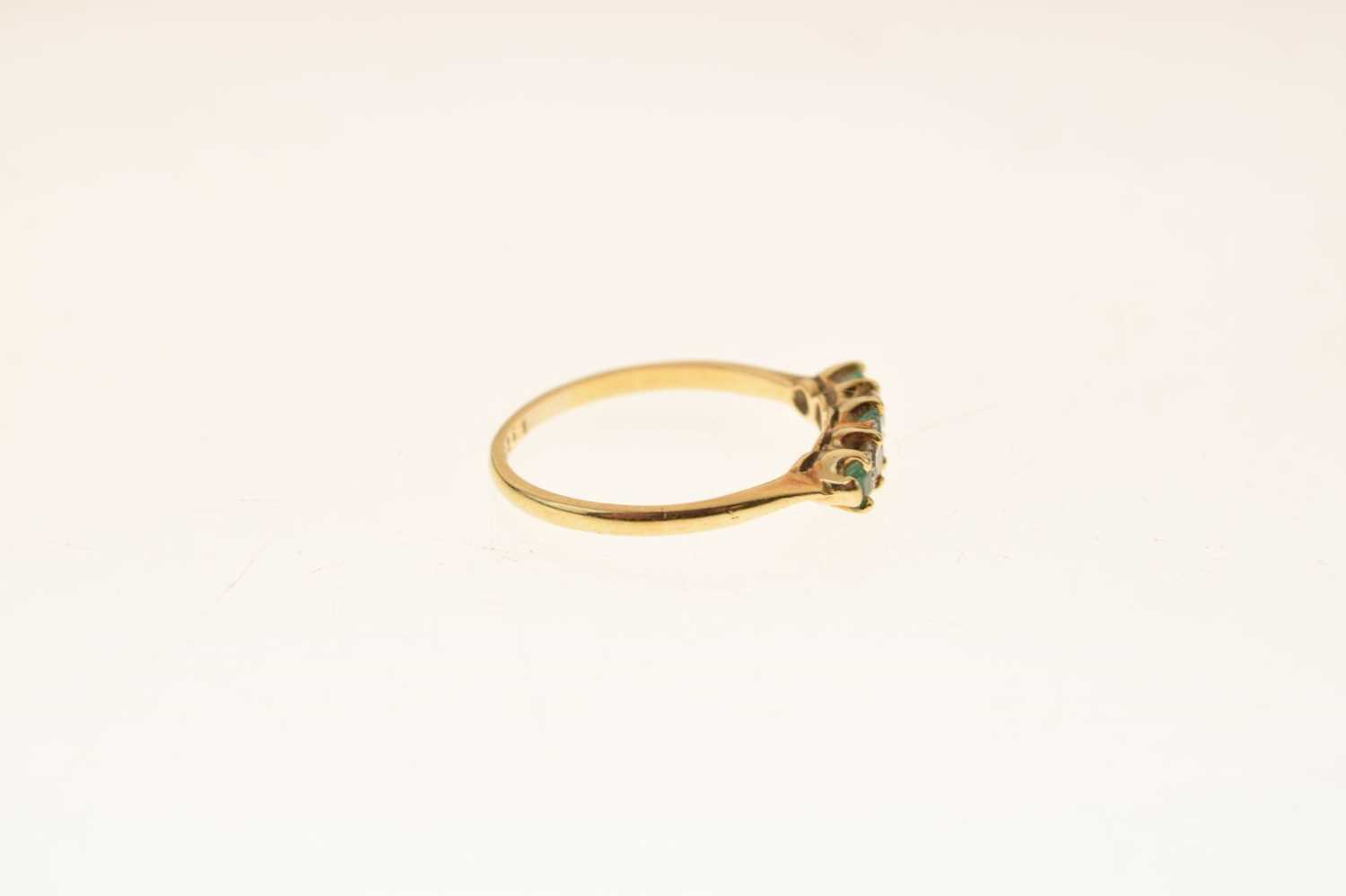 Diamond and emerald 18ct gold ring - Image 5 of 7