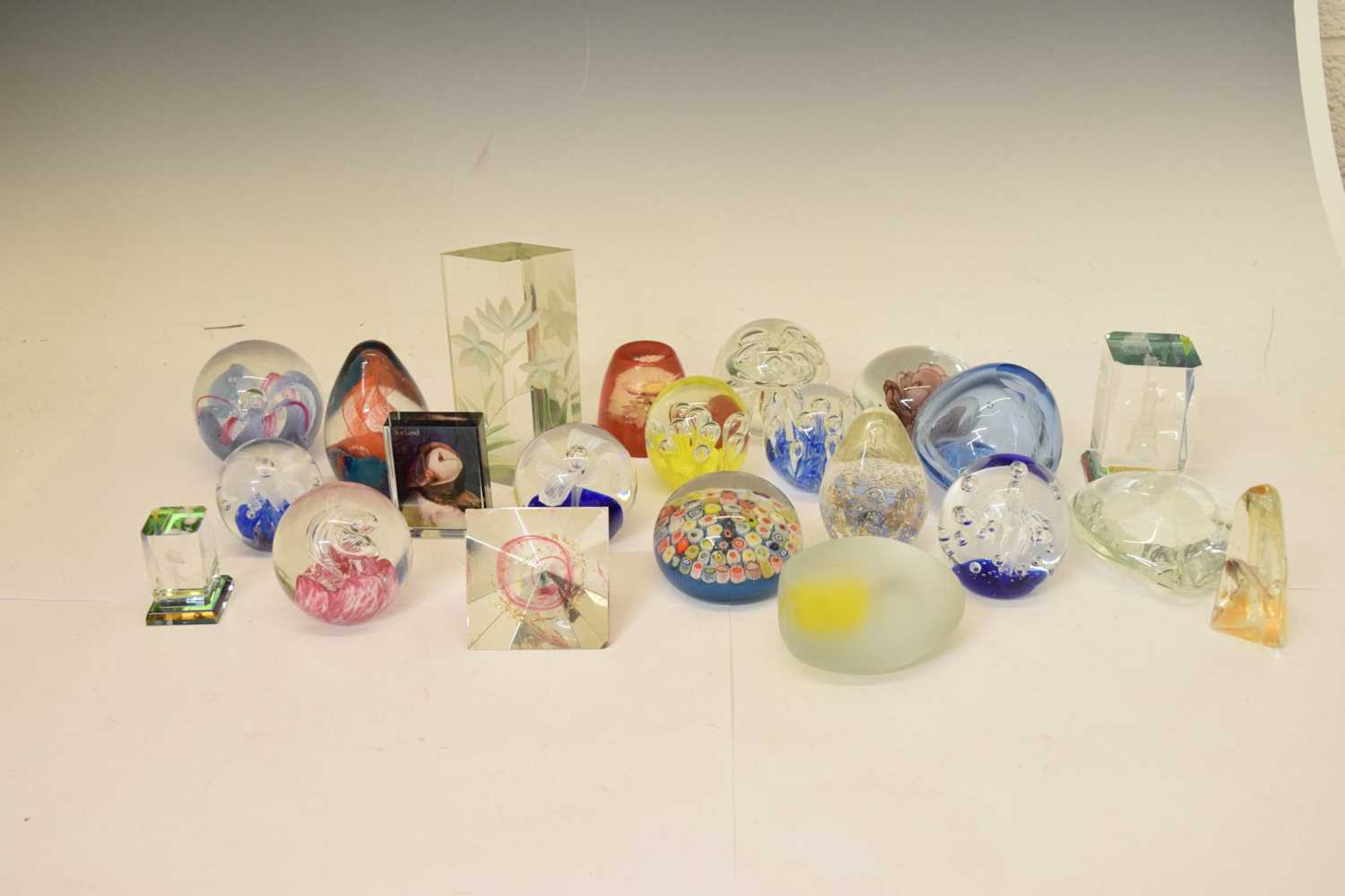 Quantity of 20th century glass paperweights - Image 2 of 15