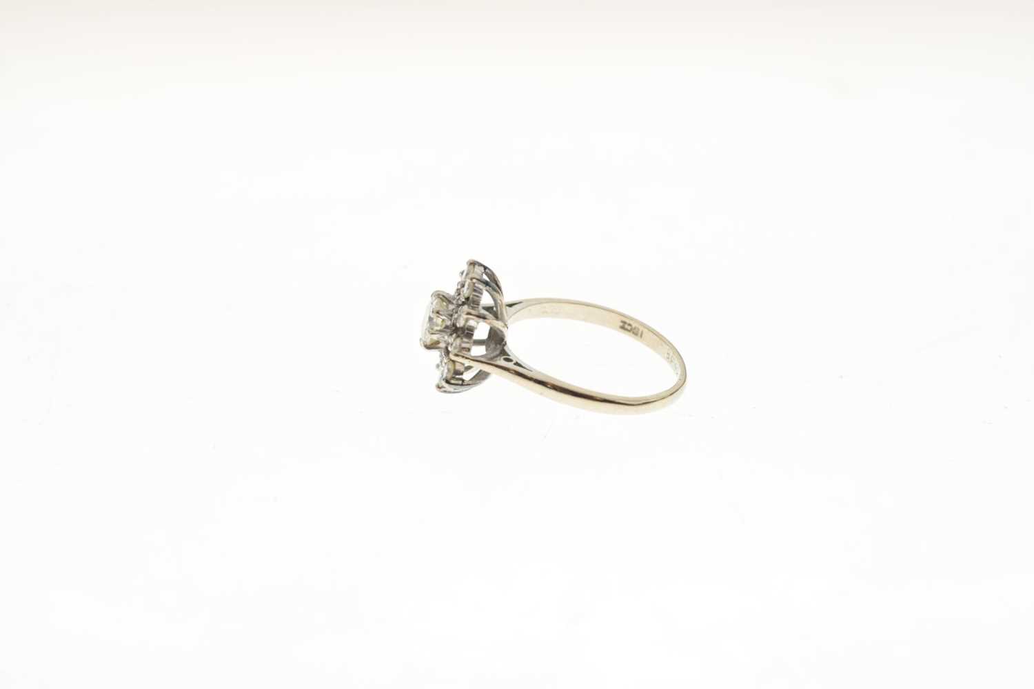 18ct white gold diamond flowerhead cluster ring - Image 3 of 9