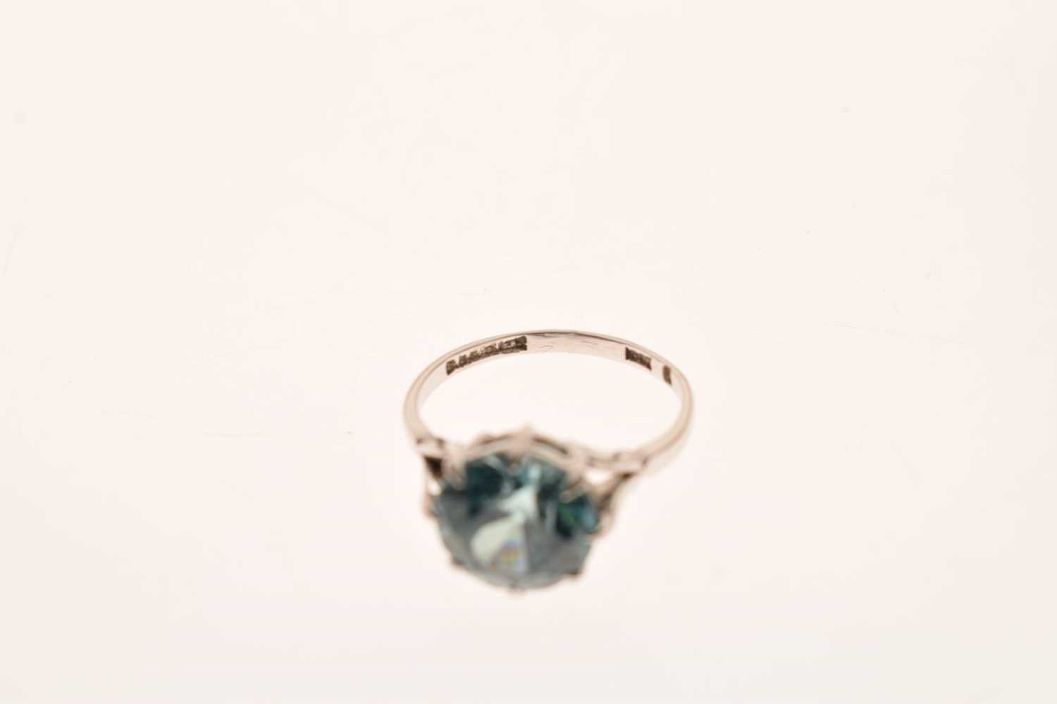 Single stone ring set a blue-coloured faceted round stone - Image 5 of 6