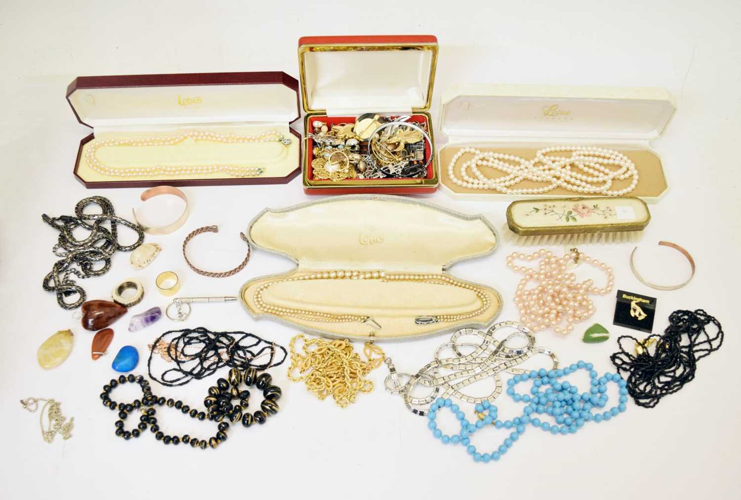 Assorted costume jewellery