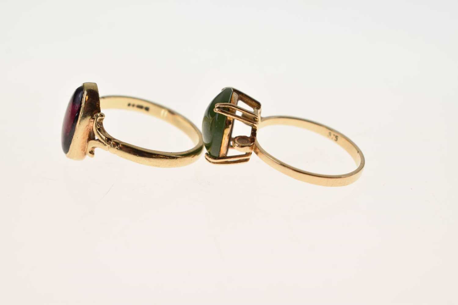 9ct gold garnet dress ring, and a jade ring (2) - Image 2 of 6