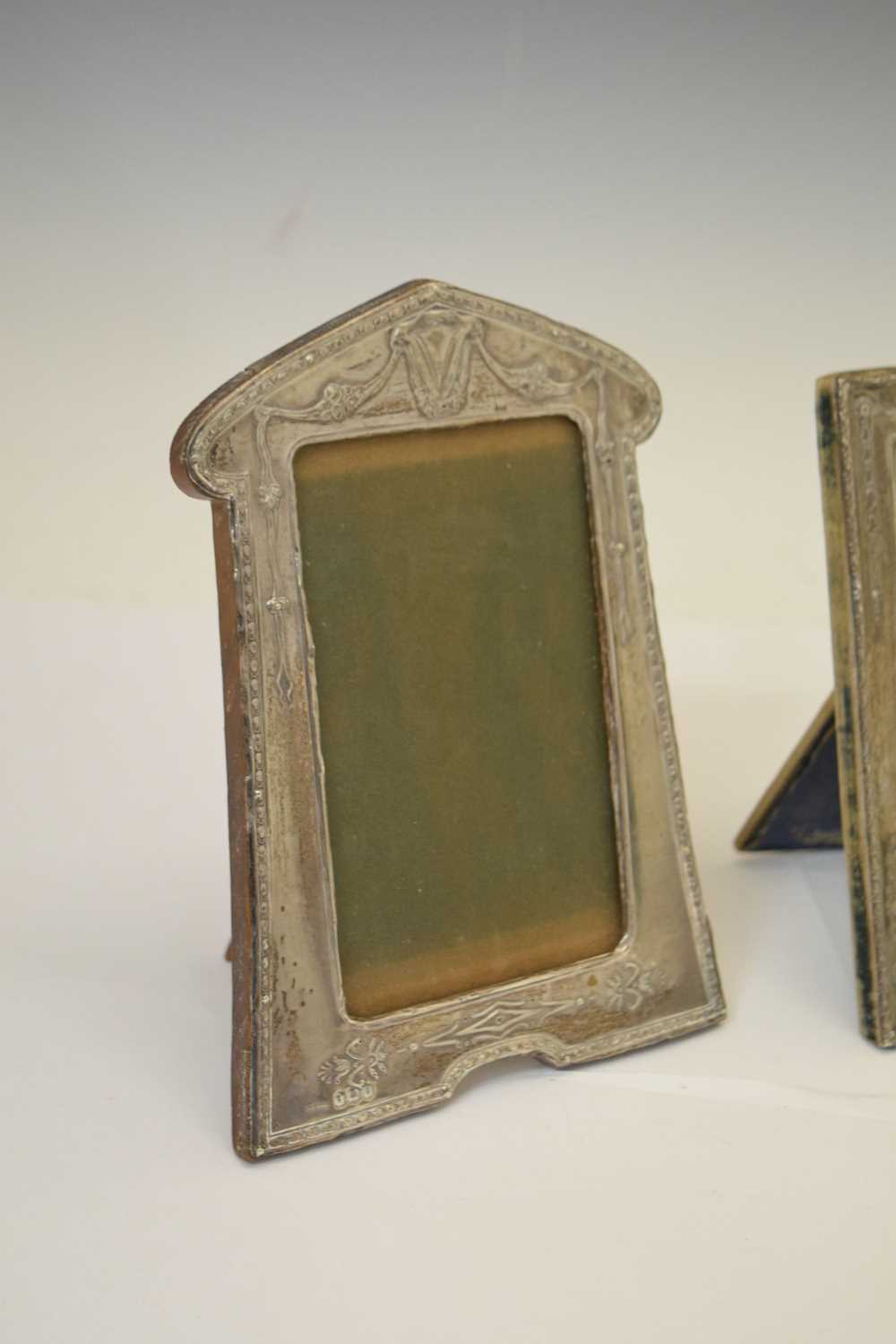 Two George V silver mounted easel photo frames - Image 3 of 7