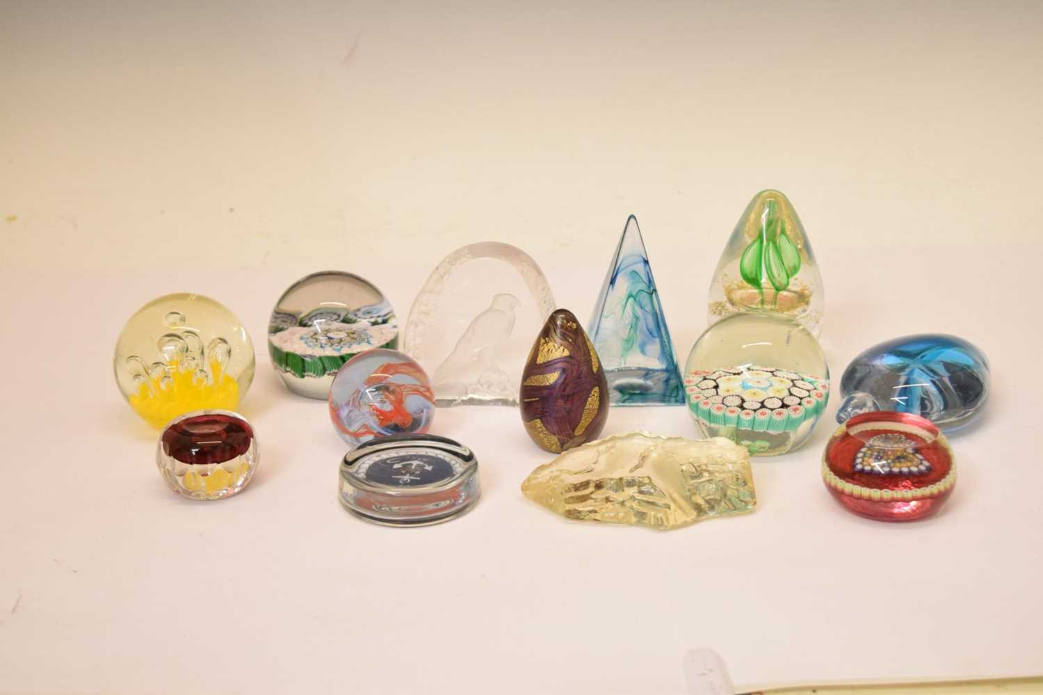 Group of thirteen modern glass paperweights - Bild 2 aus 7