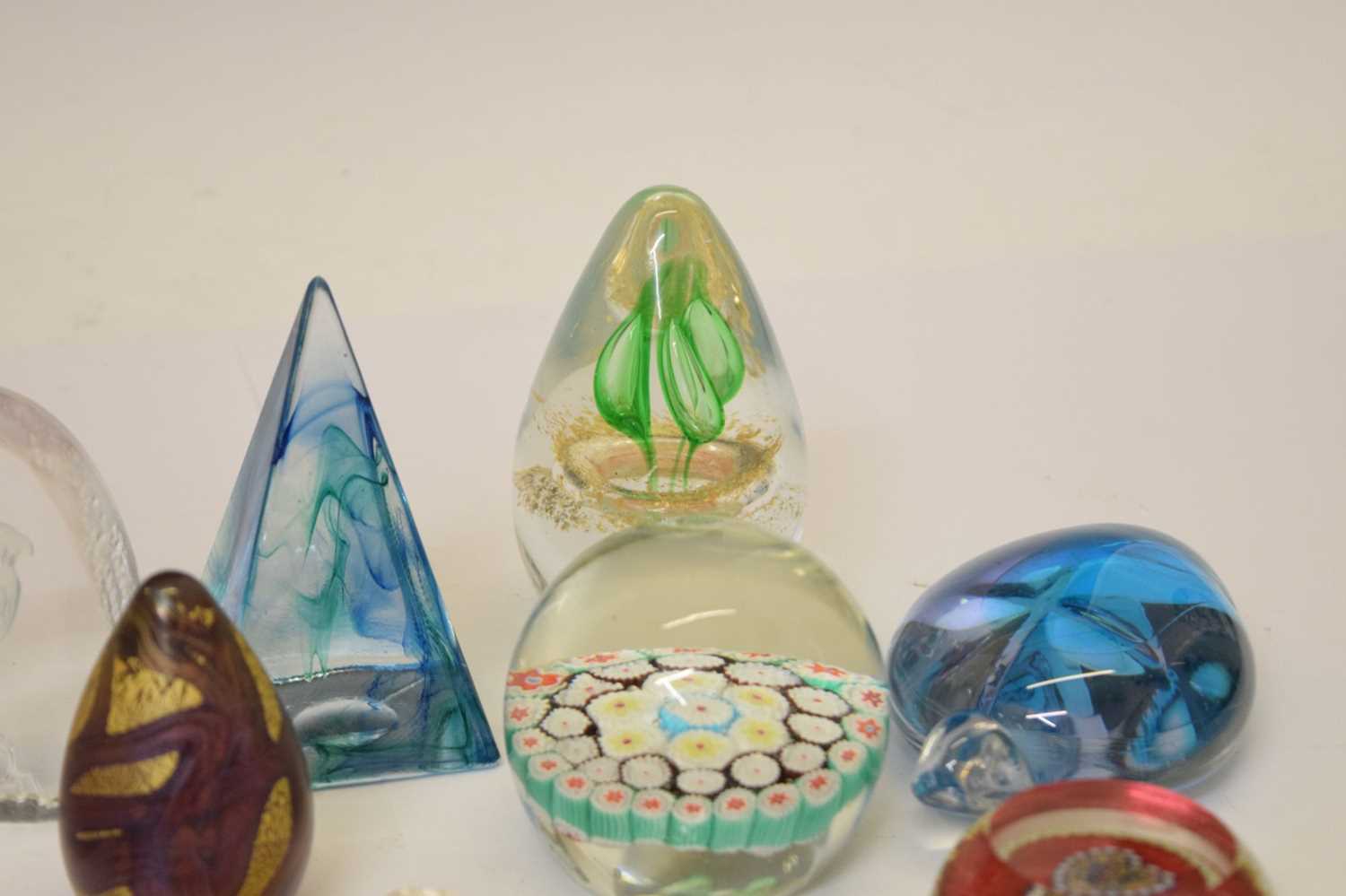 Group of thirteen modern glass paperweights - Image 6 of 7