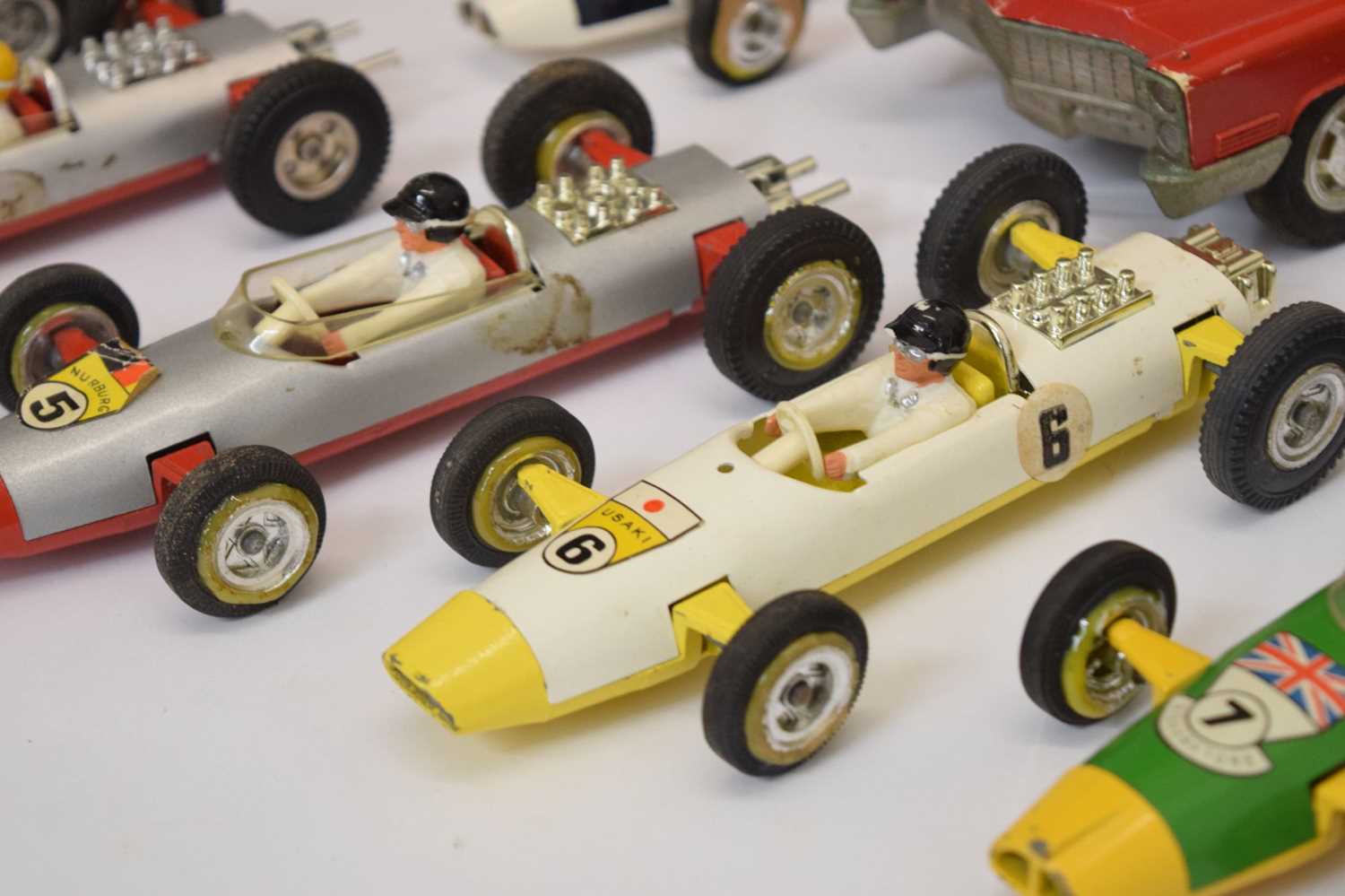 Group of eight Triang diecast model racing cars and others - Bild 4 aus 10