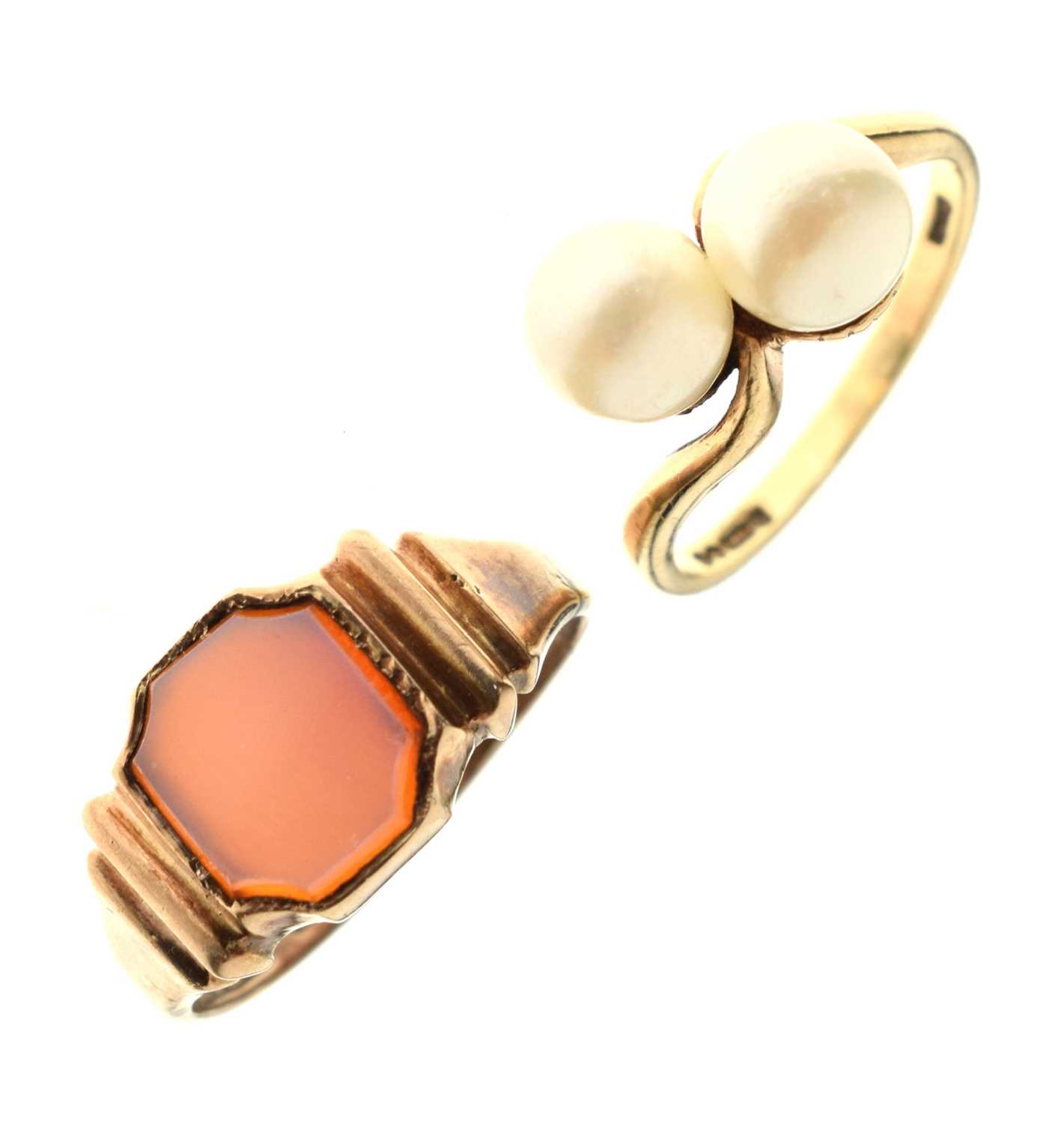 Carnelian 9ct gold signet ring and a pearl 9ct gold ring (2)