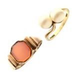 Carnelian 9ct gold signet ring and a pearl 9ct gold ring (2)