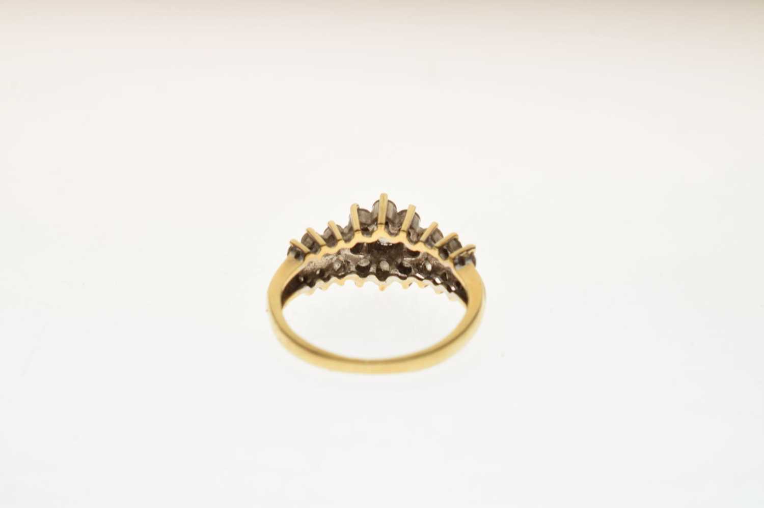 18ct gold flower head diamond cluster ring - Image 3 of 6