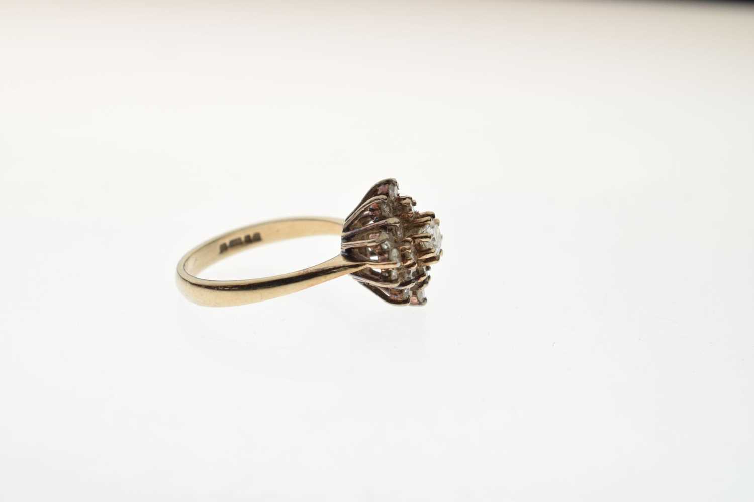 18ct white gold diamond cluster ring - Image 4 of 6