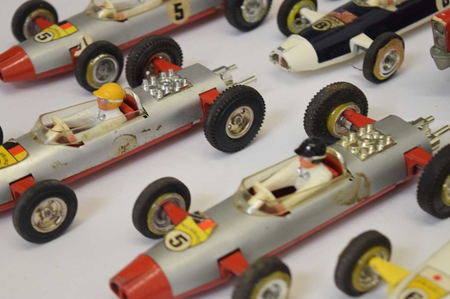 Group of eight Triang diecast model racing cars and others - Bild 5 aus 10