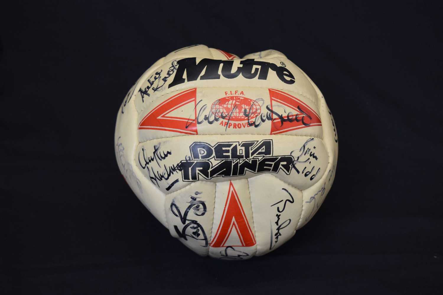 Manchester United autographed football - Bild 2 aus 7