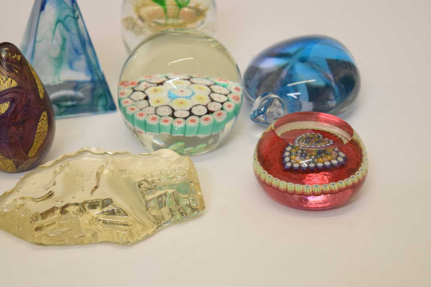 Group of thirteen modern glass paperweights - Bild 7 aus 7