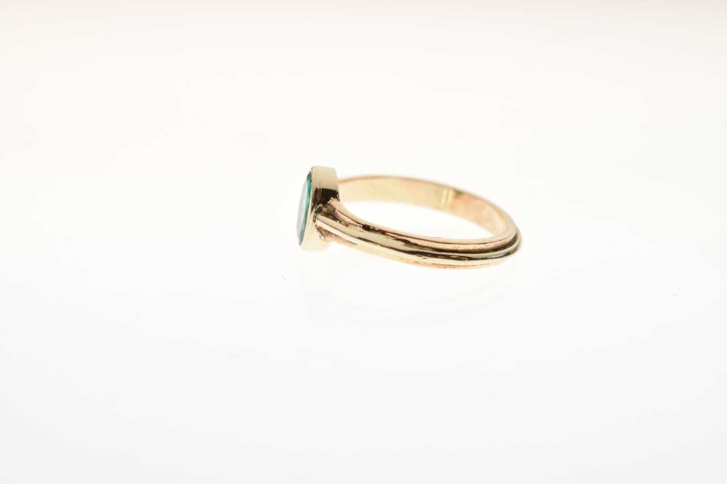 9ct gold ring set a faceted oval green gemstone - Image 3 of 6