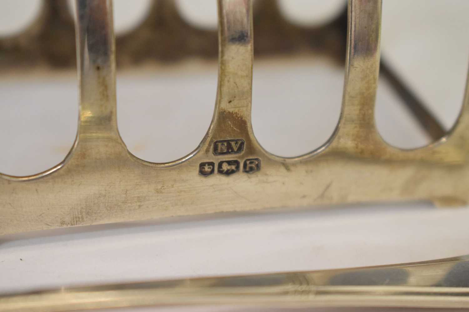 Elizabeth II silver toast rack, together with two silver teaspoons - Image 3 of 8