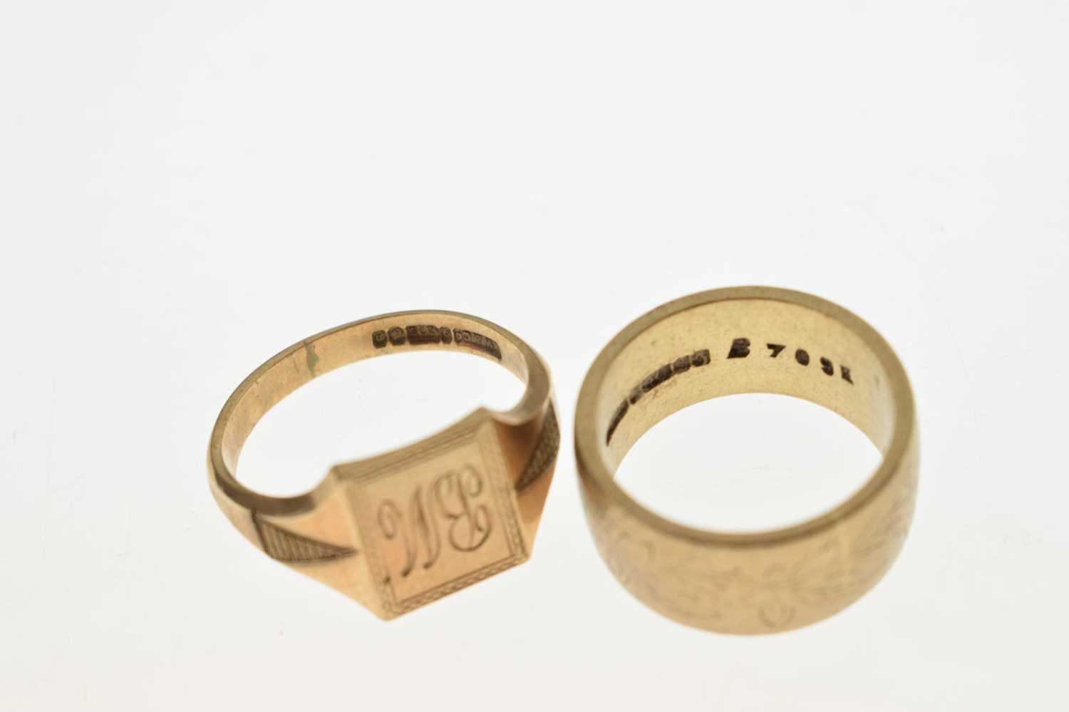 9ct gold signet ring and a 9ct gold wedding band - Image 5 of 6