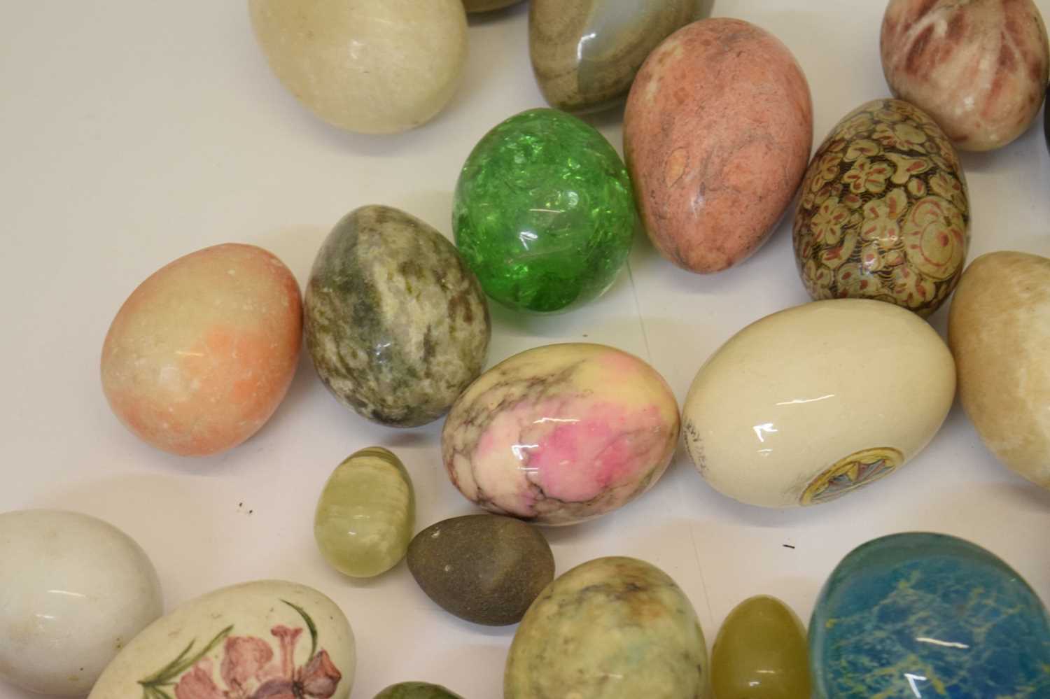 Collection of hardstone eggs - Image 4 of 8